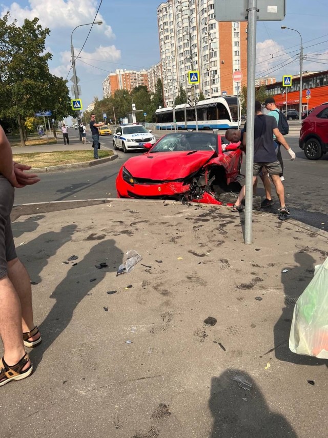 Очень дорогая авария на Симферопольском шоссе - столкнулись Lexus и Ferrari