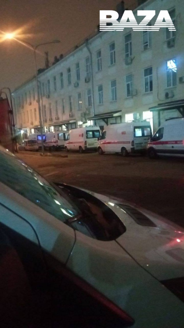 Пробки из скорых перед московскими больницами. Это не привет от коронавируса, это привычный грипп вышел на охоту