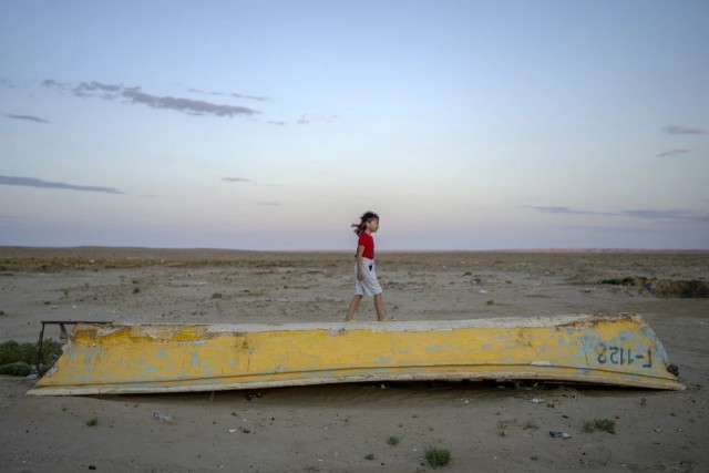 Аральское море почти исчезло, но в маленьких городах и деревнях есть признаки жизни