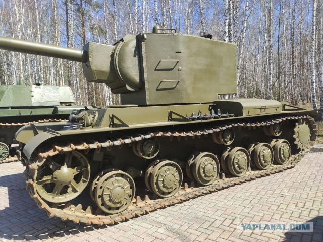 Дедушка и внук. Т-34, выпущен на заводе #183 в начале 1942 года, и Т-90, выпущен на УВЗ в 1992 году