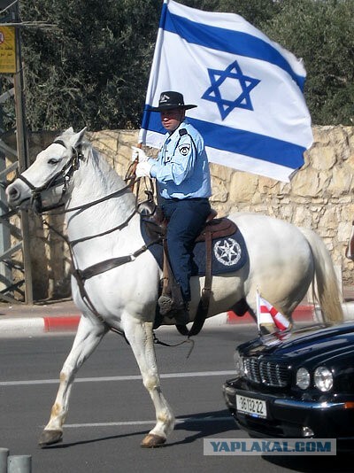 Прикрыли мы папахами ермолки...