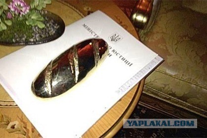 Пропал золотой батон Януковича