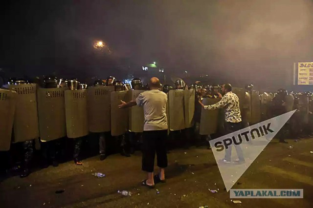 В центре Еревана начались столкновения демонстрантов с полицией