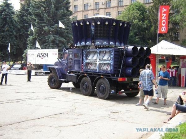 Если акустика не помещается в машину (7 фото)