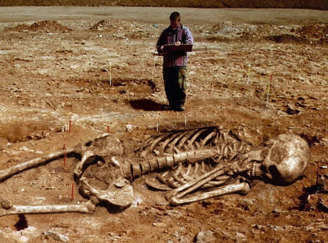 Первый гигант в истории человечества. Возраст - 4700 лет. Мумии и скелеты - 27.