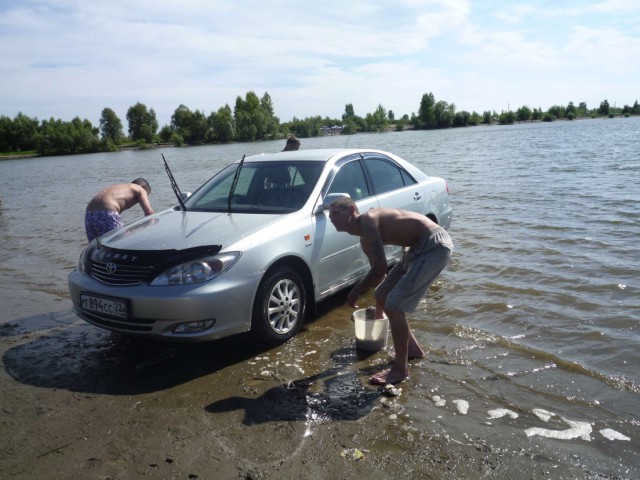 Роют землю, чтобы выехать с пляжа!