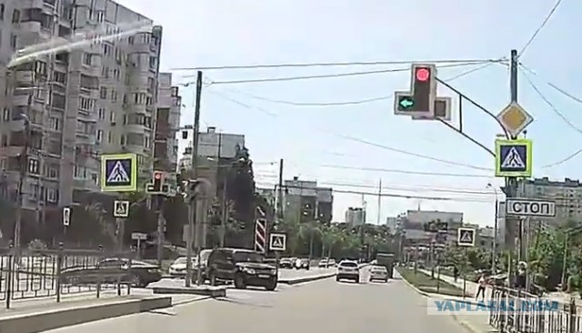 Шла с ребенком по тротуару, погибла