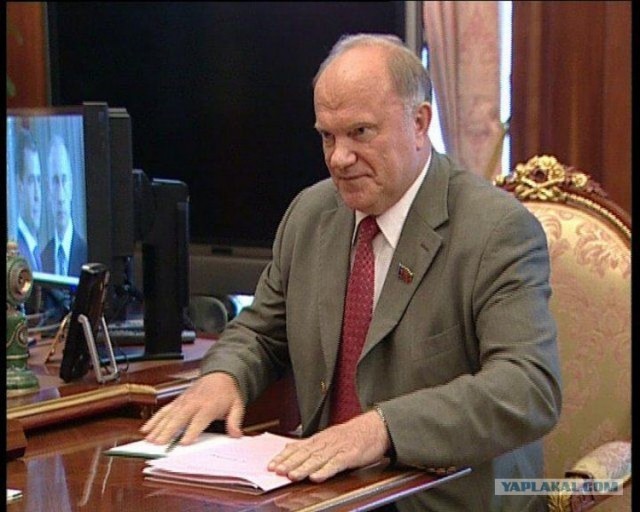 Фотожаба: А что на обоях у Медведева?
