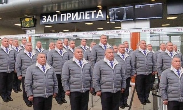 Полиция продолжает задерживать сторонников Навального, которые хотят попасть на встречу в московском аэропорту.