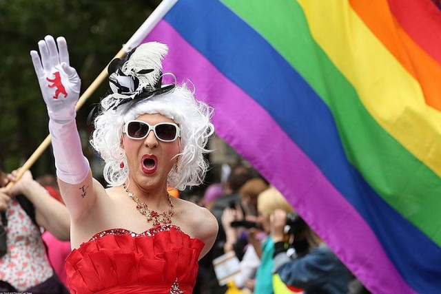 В Госдуме предложили американским властям заменить свой национальный флаг на флаг ЛГБТ