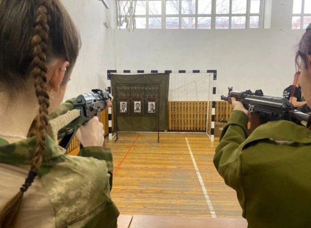 Томским студентам дали пострелять по Байдену и Зеленскому, чтобы «привить любовь к Родине».