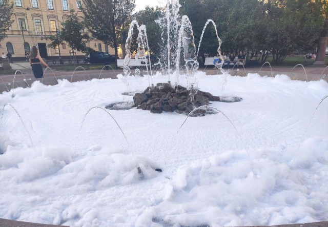 Хулиганы налили что-то мыльное в фонтан в центре Петербурга