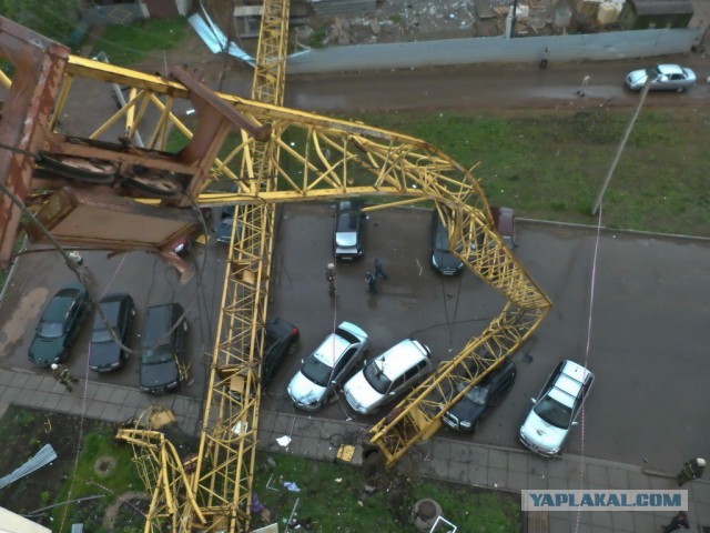 Упал кран. Киров.