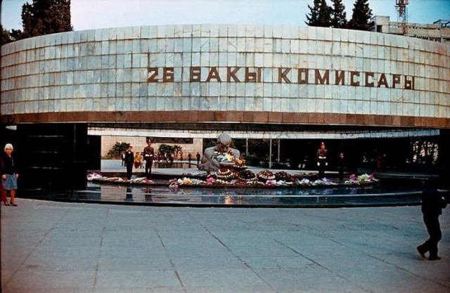 Азербайджан снес 25 памятников героев ВОВ.