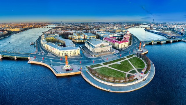 Мужчину с отрубленной кистью левой руки нашли мертвым в воде на Васильевском острове в Петербурге