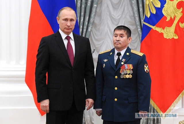 Офицер спас солдата , накрыв собой