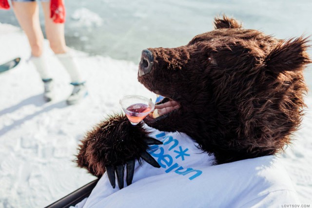 На Байкале устроили вечеринку в купальниках при температуре -20°С