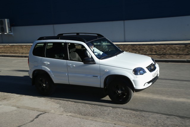 Черно-белая Chevrolet Niva спешит к дилерам