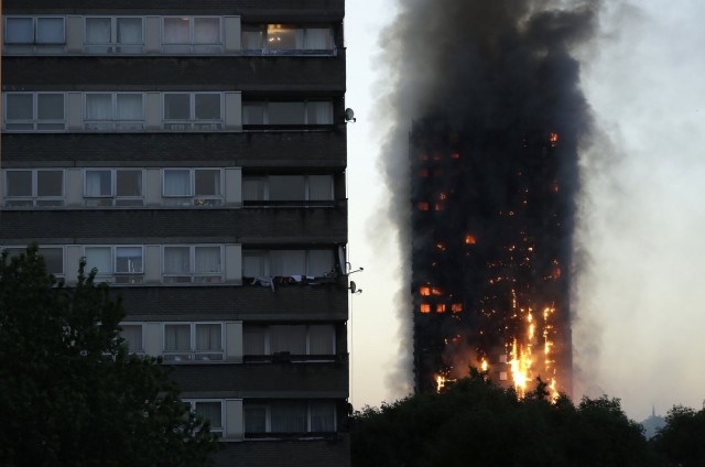 В Лондоне с ночи горит 27-этажная жилая башня
