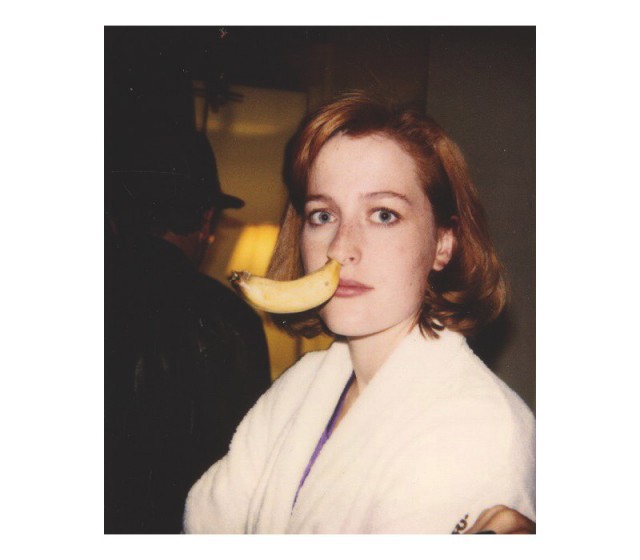 Девушки и желтый фрукт