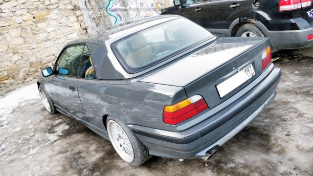 Cвежий весенний цвет на старый кабриолет