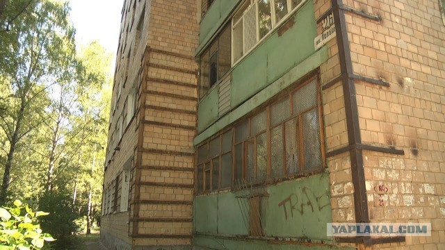 В Омске панельный дом подперли палкой, чтобы он не развалился