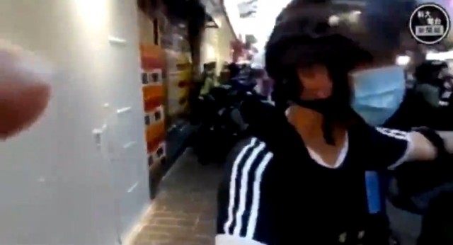 В Гонконге толпа полицейских жестко скрутила 12-летнюю школьницу, потому что она была "очень подозрительна"