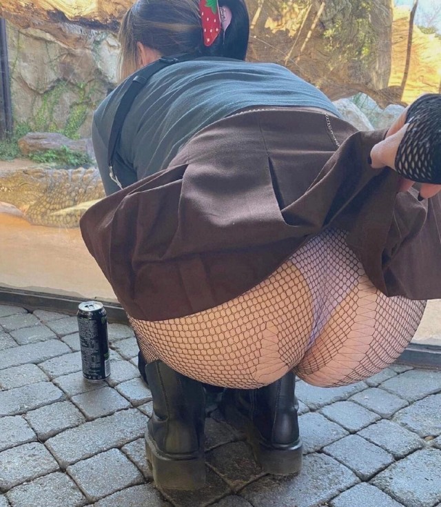 А как выглядят девушки на улицах? Чем они занимаются?