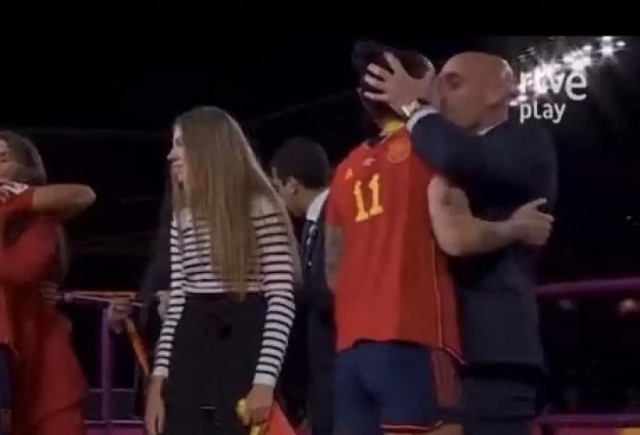 Глава RFEF Рубиалес поцеловал в губы футболистку сборной Испании Эрмосо после победы на женском ЧМ