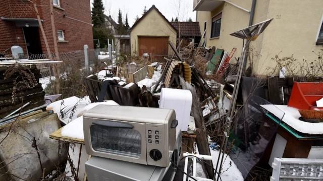 Роющийся в мусоре пенсионер накопил 700 000 евро и купил 10 домов