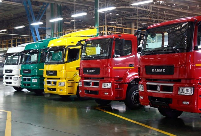 «КамАЗ» объявил о вводе сокращённой четырёхдневной рабочей недели вслед за «АвтоВАЗом» и «ГАЗом».