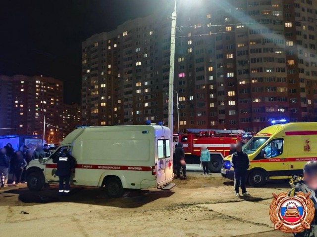 Автомобиль сбил четверых людей на остановке в Твери
