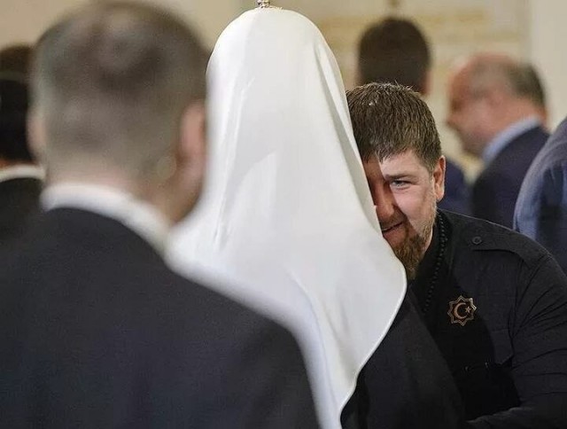 Патриарх Кирилл вручил Кадырову орден.
