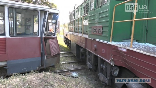 В Днепропетровске столкнулись трамвай и тепловоз