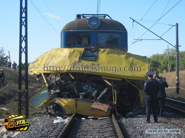 Столкновение поезда с автобусом в Днепропетровске