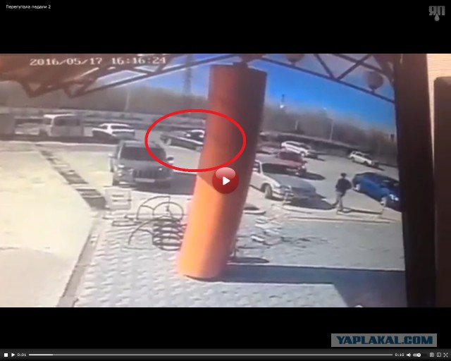 Перепутавшая педали женщина, "собрала" пять машин на парковке ТЦ