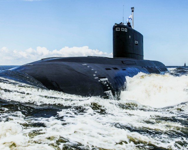 Проходящая мимо российская подлодка