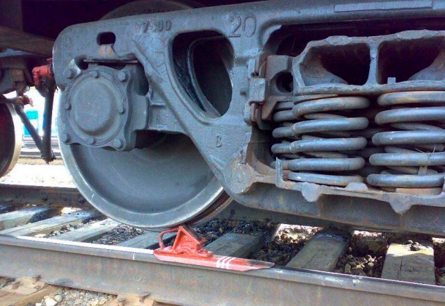 Что будет, если положить тормозной башмак на рельсы перед поездом? Злоумышленники так хотели научить «‎Сапсан»‎ летать