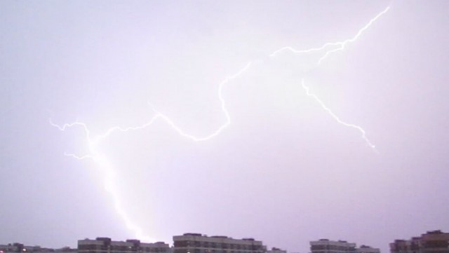 Заснял молнию на видео