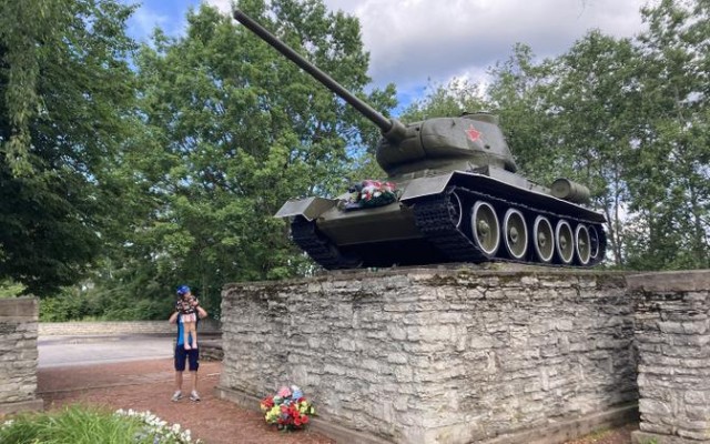 Взамен убранного Т-34 в Нарве