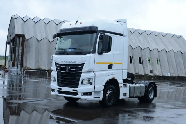 КамАЗ не сможет конкурировать с этим. В Россию едет «космический» Foton Auman Galaxy – лучший китайский грузовик 2022 года