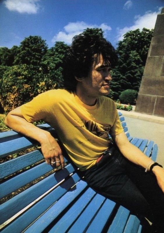 Не скамеечке...