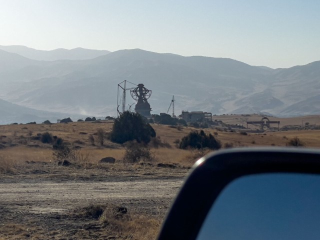 Заброшенный радиотелескоп-гигант с диаметром зеркала 70 метров