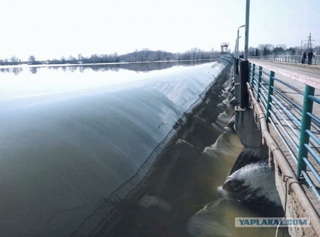 Аварийный сброс воды с Каратомарского водохранилища, Северный Казахстан