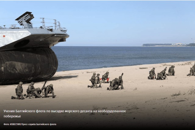 Российские морпехи отрабатывают десантирование на мотоциклах