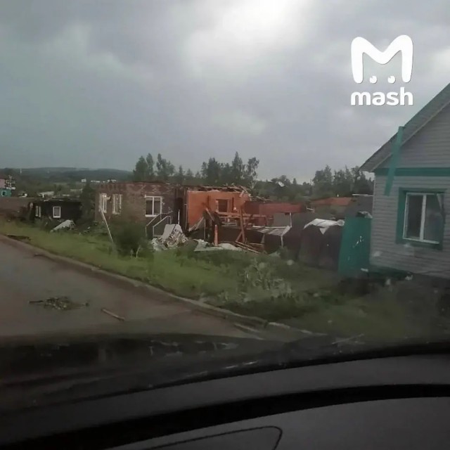 *БАЯН*Торнадо разносит Свердловскую область — повреждены десятки домов и машин.