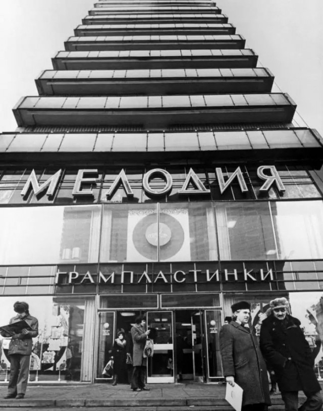 Музыку можно пролистать. Винил - нужно слушать.