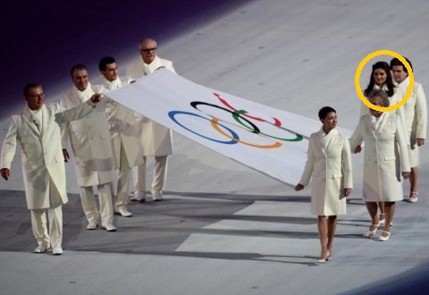 Достойному человеку доверили флаг нести!