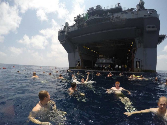 Это служба или пляж? Как амерские военнослужащие отдыхают в открытом море