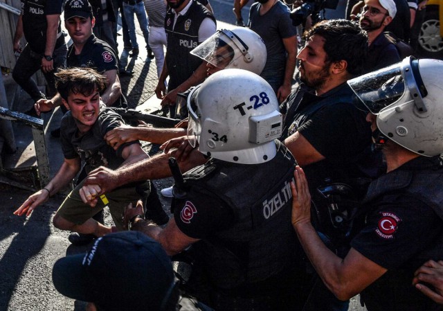 Турецкий спецназ разогнал гей-парад в Стамбуле